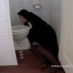 Mom jerks clitoris on the toilet